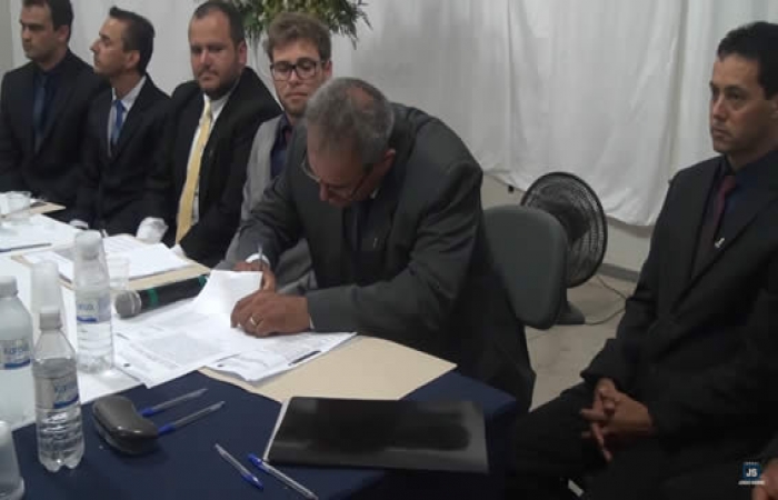 Prefeito Custódio, vice Ronaldo e vereadores são empossados em dia inesquecível para a cidade