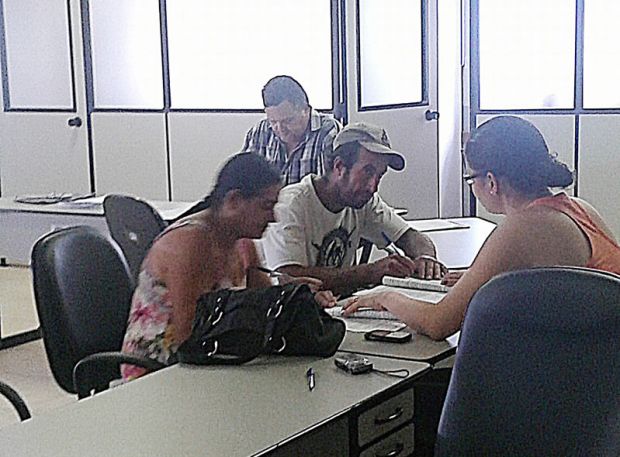 Prefeitura, PNHR e Caixa Econômica Federal firmam contrato com novos beneficiá